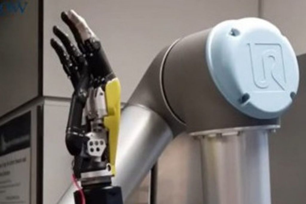 Kulit Elektronik Membuat Manusia Merasakan Aktivitas Robot